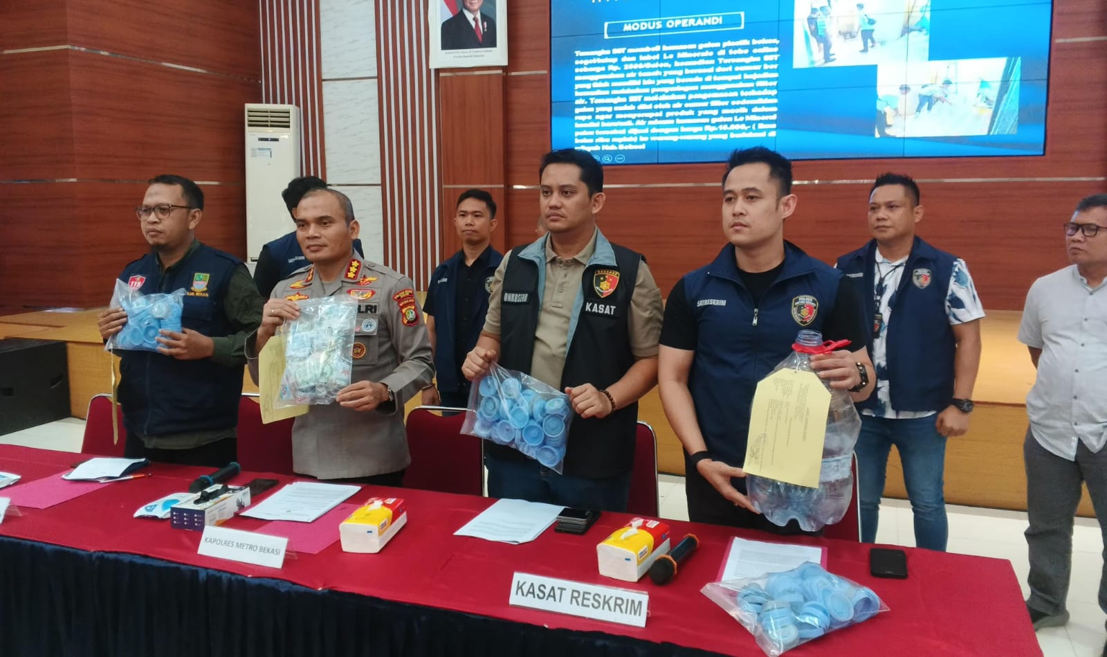 Polres Metro Bekasi Ungkap Pemalsuan Air Galon Le Minerale, Pemilik Usaha Ditahan