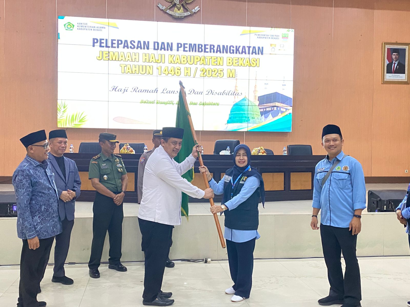 Kloter Ke-33 Dilepas, Pemkab Bekasi Berangkatkan Jamaah Haji Tahap Keempat Tahun 2025