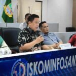 ekretaris Daerah (Sekda) Kabupaten Bekasi, Dedy Supriyadi, didampingi Kepala Dinas Koperasi dan UKM, Ida Farida dan Kepala Dinas Pemberdayaan Masyarakat dan Desa (DPMD) Kabupaten Bekasi, Rahmat Atong, menghadiri Zoom Meeting Forum Sekretaris Daerah Provinsi dan Kabupaten/Kota, terkait percepatan pembentukan Koperasi Merah Putih, di Command Center Gedung Diskominfosantik Kabupaten Bekasi, pada Selasa (13/05/2025).