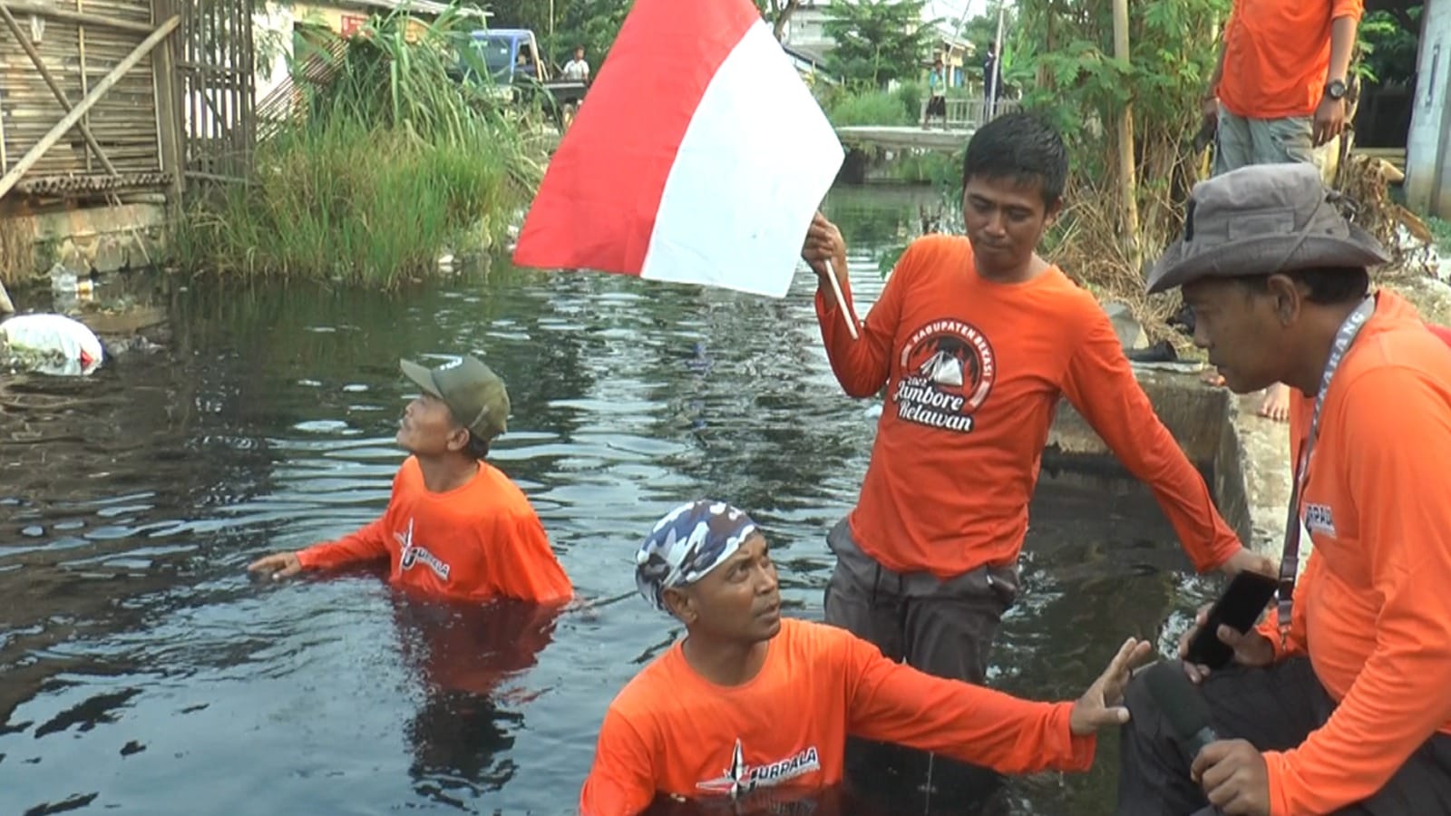JURPALA INDONESIA: DLH Jabar dan DLH Bekasi Hanya Sibuk Mencitrakan Diri, Sungai Cilemahabang Sudah Belasan Tahun Tercemar