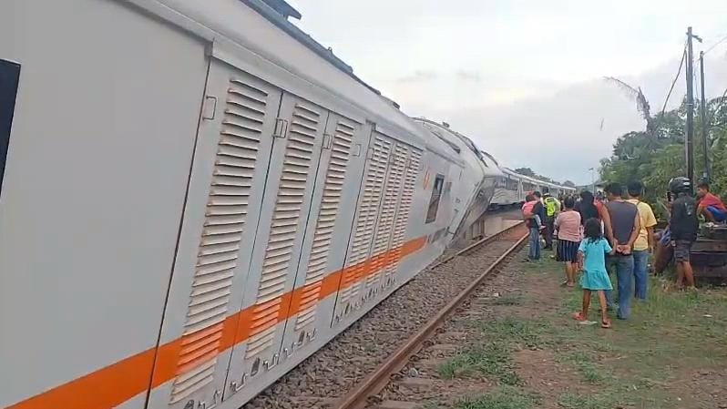 KA Purwojaya Anjlok di Kabupaten Bekasi, Satu Penumpang Luka-Luka