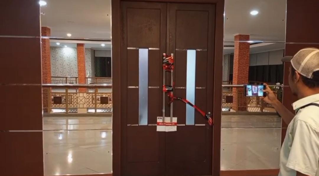 BREAKING NEWS: KPK Segel Ruang Bupati Bekasi dan 3 Dinas, 10 Orang Diamankan dalam Operasi Senyap!