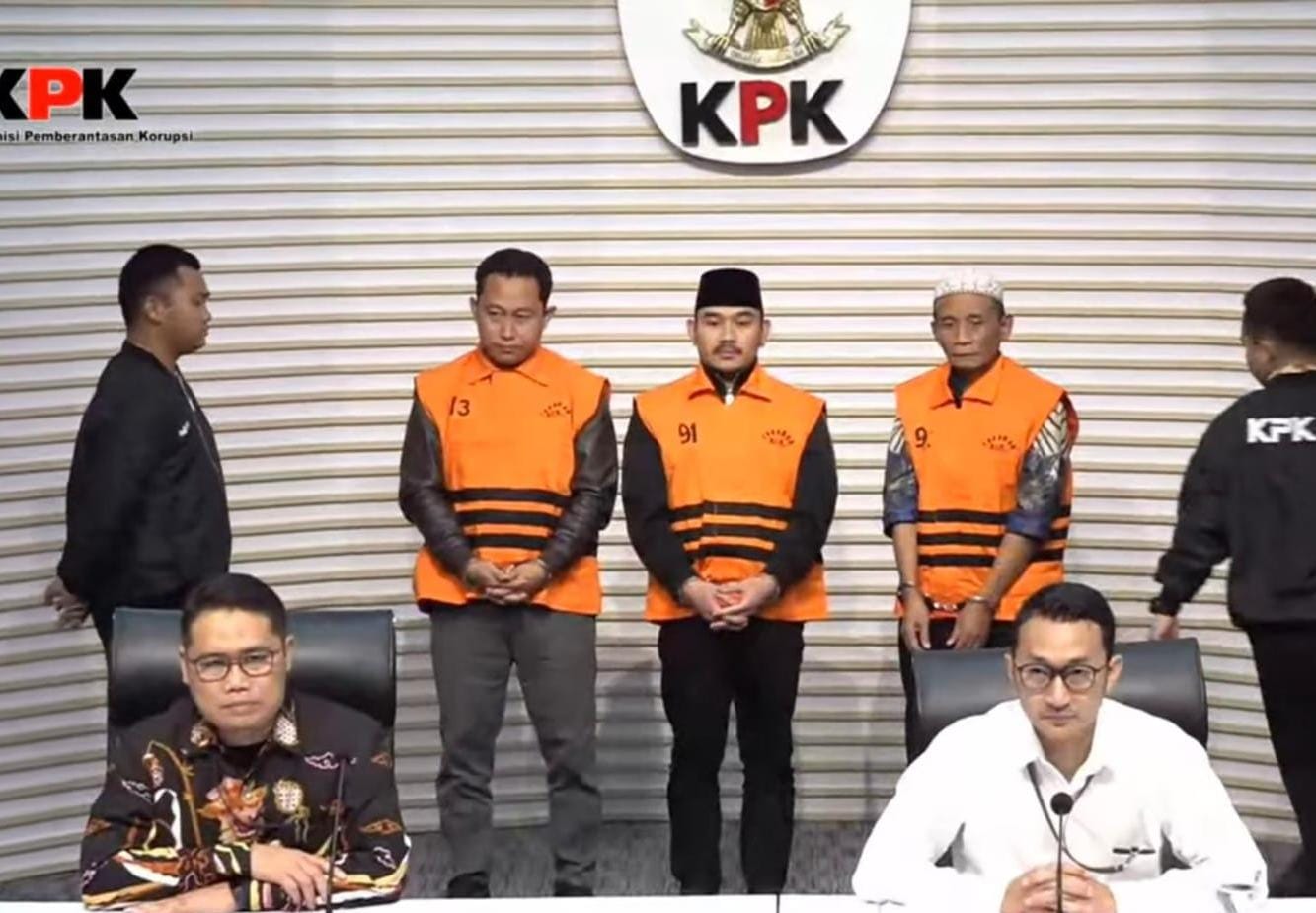 Ironi Sang Bupati “Sultan” Bekasi: Baru Menjabat 10 Bulan, Kini Berompi Oranye Bersama Ayah Kandung