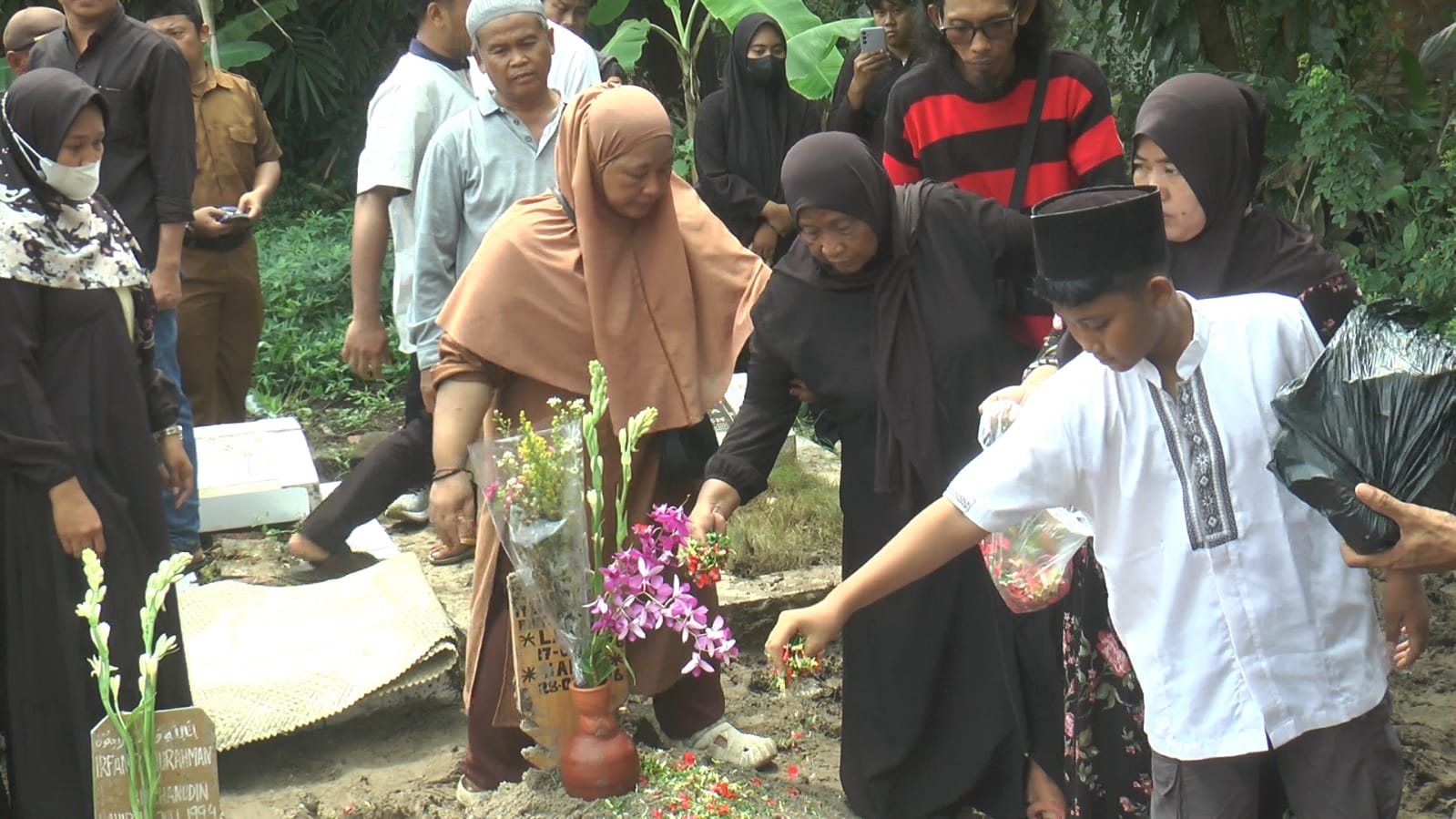 Kisah Pilu Nurlaela, Guru SD yang Gugur dalam Tragedi Kereta Di Stasiun Bekasi Timur